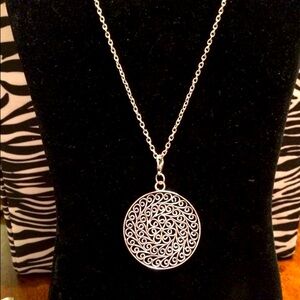 Silver plated chain necklace with Round pendant